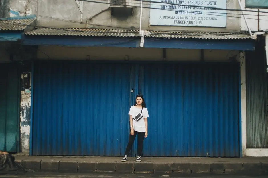 Padu padan pakaian sederhana dengan celana lurus dan tas kecil