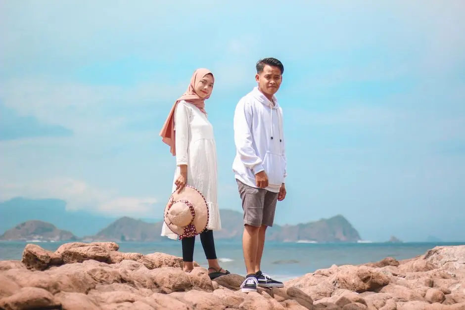 Pakaian kasual sederhana dengan kemeja putih dan celana warna netral